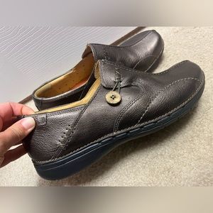 Clark’s Un-Loop shoe in bronze leather, size 11